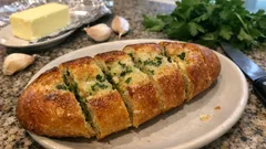 Bagietka czosnkowa z pietruszką z piekarnika – chrupiąca i maślana w środku