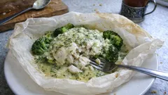 Dorsz i brokuł w papilotce – lekki obiad z piekarnika bez smażenia