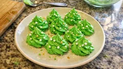 Bezowe choinki z rękawa cukierniczego – prosta świąteczna dekoracja, która zawsze się udaje