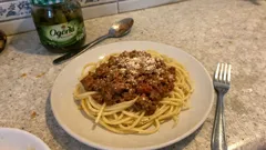 Domowe spaghetti bolognese: prosty sos, który nabiera smaku po godzinie duszenia