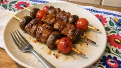 Szaszłyki wieprzowe w marynacie curry i sosu sojowego – soczyste i proste z grilla