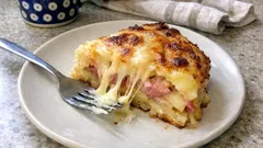 Wytrawne gâteau à la raclette: ziemniaczany „tort” z serem i szynką prosto z piekarnika