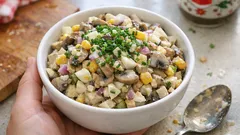 Sałatka pieczarkowa z jajkiem i ogórkiem – kremowa, idealna na imprezę