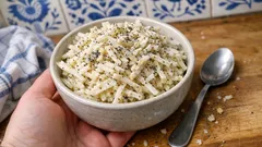 Sałatka z czarnej rzodkwi z sosem musztardowo-śmietankowym – chrupiąca w 10 minut