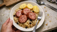 Kiełbasa Morteau na choucroute: prosty obiad z kapustą kiszoną i jałowcem