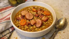 Soczewica z kiełbasą Toulouse w jednym garnku – musztarda robi tu całą robotę