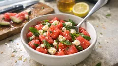 Sałatka z arbuza i fety z miętą – szybka, lekka i idealna do grilla