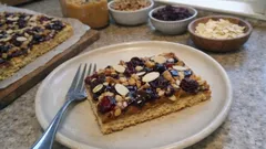 Mazurek z kajmakiem, bakaliami i płatkami owsianymi – chrupiący spód i prosta polewa