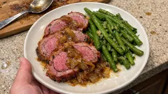 Soczysta pieczeń wołowa z fasolką szparagową – prosty sposób na różowy środek