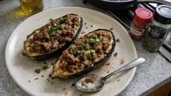 Bakłażany faszerowane mięsem z kiełbasy – proste danie z piekarnika