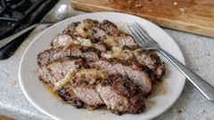 Karkówka pieczona w ziołowo-czosnkowej marynacie – soczysta i bez stresu