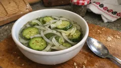 Ogórki do zamrażarki: słodko-kwaśna sałatka bez pasteryzacji, idealna do grilla