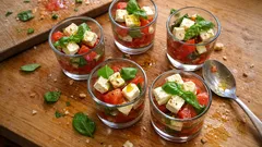 Verrine z fetą i pomidorami – efektowna przystawka w szklankach bez gotowania