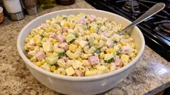 Sałatka makaronowa na imprezę – sycąca, kolorowa i dobrze smakuje po schłodzeniu