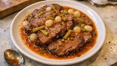 Gicz wołowa duszona 4 godziny z pomidorami i białym winem – miękka i pełna sosu