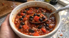 Gulasz z czarnej soi w sosie pomidorowym – sycący wegański obiad