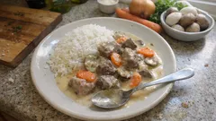 Blanquette de bœuf – francuski „biały” gulasz z wołowiny w kremowym sosie