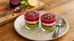 Werriny z burakiem i awokado – elegancka przystawka w pucharkach, a robi się ją prosto