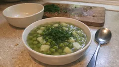 Błyskawiczna zupa z zielonego groszku na rosole – gotowa w 15 minut