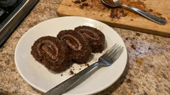 Czekoladowa rolada biszkoptowa z Nutellą – biszkopt, który łatwo się zwija i nie pęka