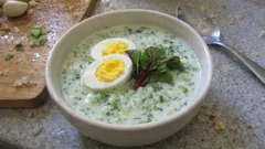 Błyskawiczny chłodnik z ogórków na jogurcie – idealny na upały, gotowy w 10 minut