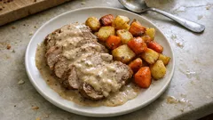 Łopatka wieprzowa duszona w żeliwnym garnku – miękka, soczysta i z kremowym sosem