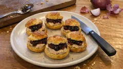 Mini ptysie z foie gras i konfiturą z cebuli – elegancka przystawka, która robi wrażenie