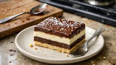 Czekoladowy sernik na kruchym spodzie – z serków homogenizowanych i prostą polewą