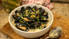 Mule w sosie śmietanowo-winnym – szybka kolacja, która robi wrażenie