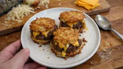 Burgery bez bułki: mini kotleciki w chrupiących plackach ziemniaczanych z piekarnika