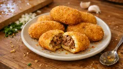 Chrupiące krokiety ziemniaczane z mięsem mielonym – złote z wierzchu, miękkie w środku