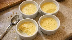 Krem jajeczny pieczony w kąpieli wodnej – aksamitny deser z 4 składników