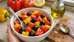 Sałatka z papryki, pomidorów i czarnych oliwek – prosty trik ze sparzeniem papryki