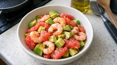 Sałatka z awokado, krewetkami i grejpfrutem – lekka, a robi wrażenie