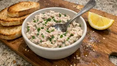 Rillettes z tuńczyka w 5 minut – kremowa pasta na tosty z cytryną i musztardą