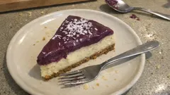 Sernik z musem aroniowym i kokosem – pieczony, równy i łatwy do krojenia