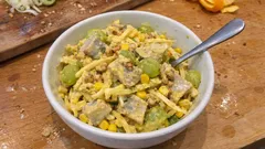 Sałatka śledziowo‑pomarańczowa z sosem curry – świeża odmiana na świąteczny stół