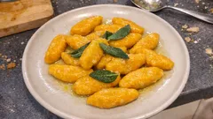 Kopytka z dynią: miękkie, sprężyste kluski z prostego ciasta