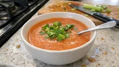 Potage pomidorowo-selerowy w 15 minut: krem z puszki, ale zaskakująco świeży