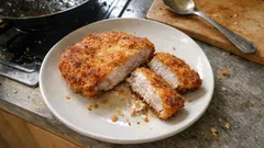 Kotlety schabowe jak u Karola Okrasy – soczyste mięso i chrupiąca panierka