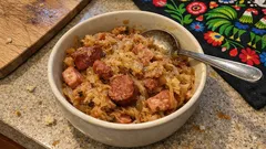 Świąteczny bigos z mrożonych końcówek wędlin – prosty patent na głębię smaku