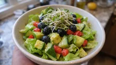 Zielona sałatka do grilla z awokado i borówkami – lekka i chrupiąca
