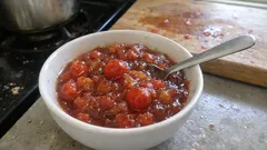 Domowa salsa z pomidorami w białej misce na kuchennym blacie, świeże warzywa, szybki przepis.