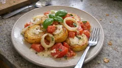 Ziemniaki fondant z pomidorami z jednej patelni – kremowe, aromatyczne i proste