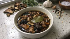 Suszone grzyby gotowane z liściem laurowym – prosty trik na głęboki aromat