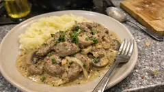 Nerki wieprzowe w białym winie i musztardzie – kremowy sos jak w bistro