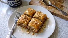 Baklawa jak z jarmarku: chrupiące warstwy filo i miodowo-cytrynowy syrop