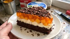 Brzoskwiniowa pychotka na dużą blachę – kakaowy biszkopt i stabilny krem