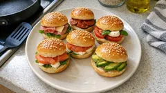 Mini burgery apéro: puszyste bułeczki drożdżowe i 5 prostych wariantów