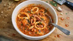 Kalmary à l’armoricaine: miękkie owoce morza w gęstym sosie pomidorowo-winnym